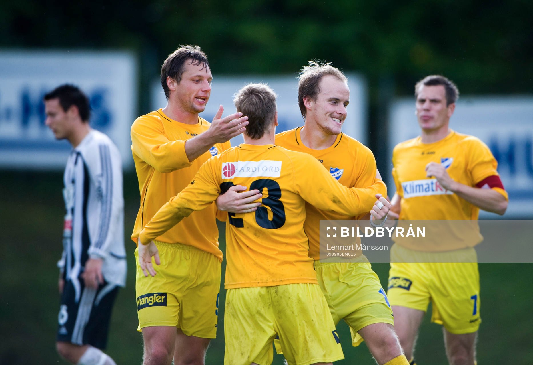  3-1 till IFK Malmö, Robin Sander (18) som grattas av Jörgen Svensson och Tobias Roslind