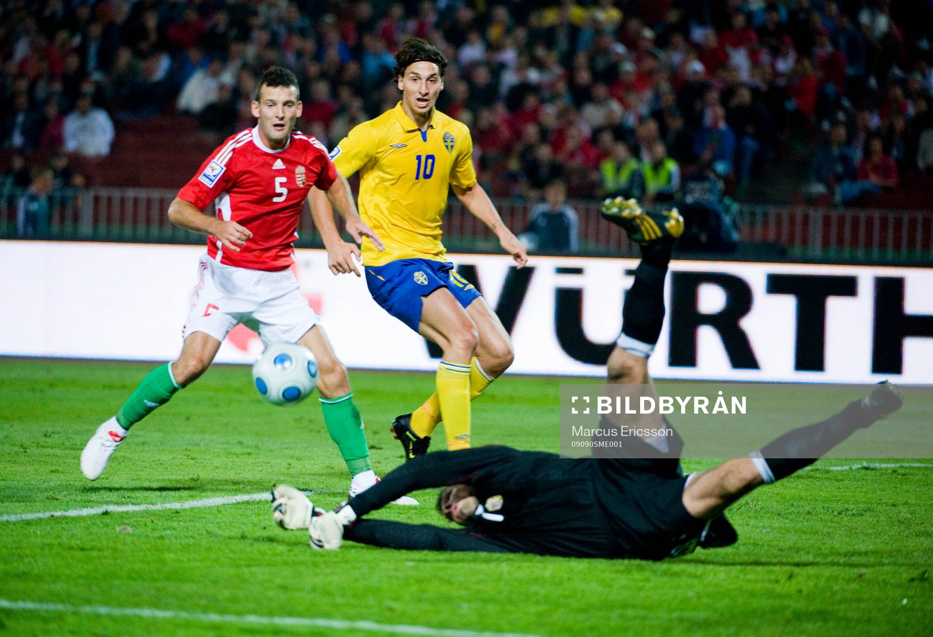 Bollen tar sig nästan fram till Zlatan Ibrahimovic, Sverige