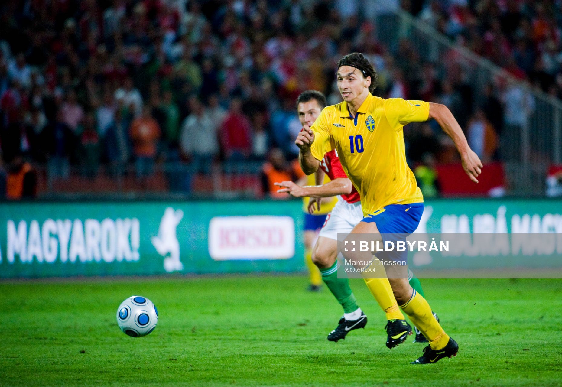 Zlatan Ibrahimovic, Sverige, kommer fri med bollen