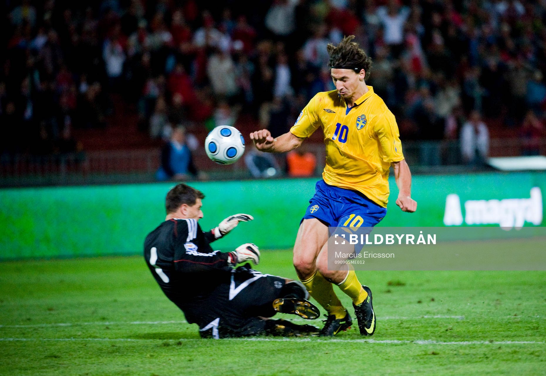Zlatan Ibrahimovic, Sverige, tar sig förbi ungerns