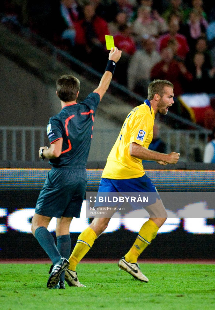 Olof Mellberg, Sverige. Gult kort, varning, domare