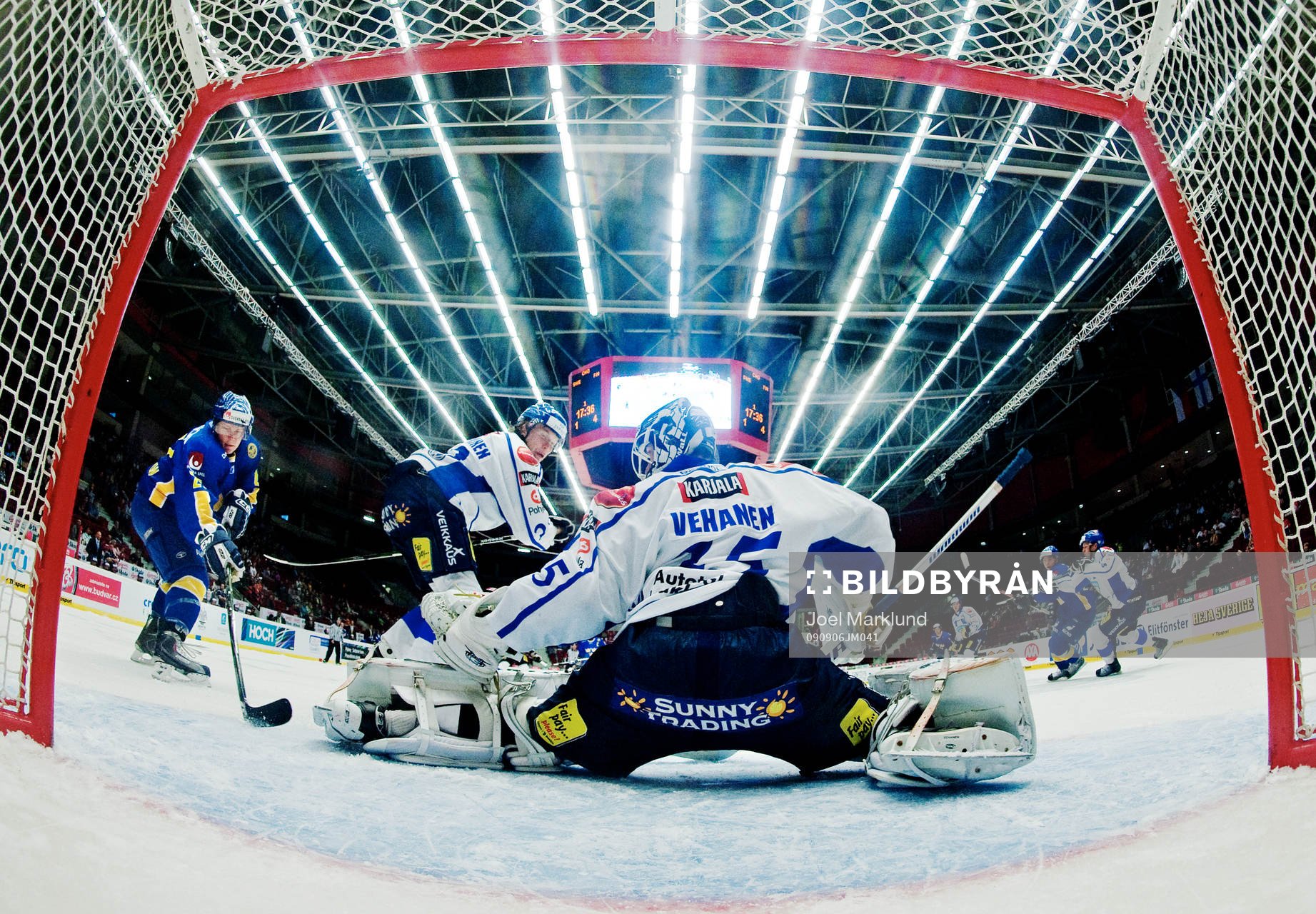 Patrik Zackrisson, Sverige, lyckas inte få in pucken bakom