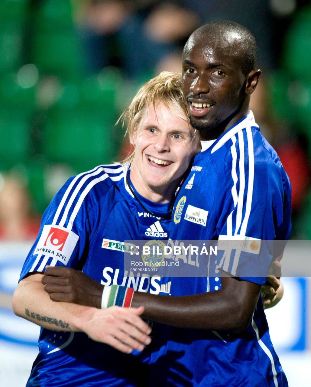 Aziz Corr Nyang, jublel med Ari Skulason efter 2-0
