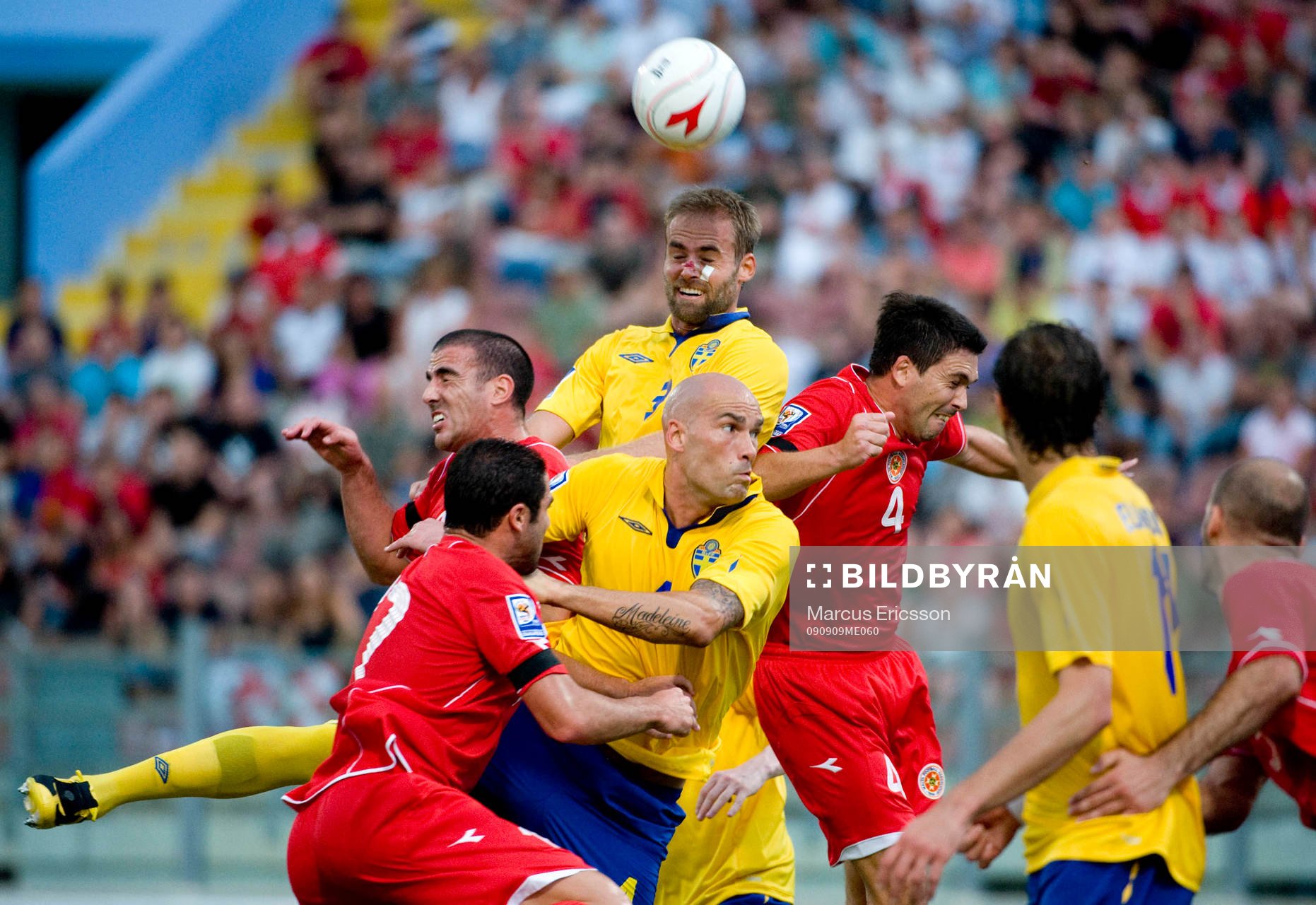 Olof Mellberg, och Daniel Majstorovic, Sverige, i nickduell