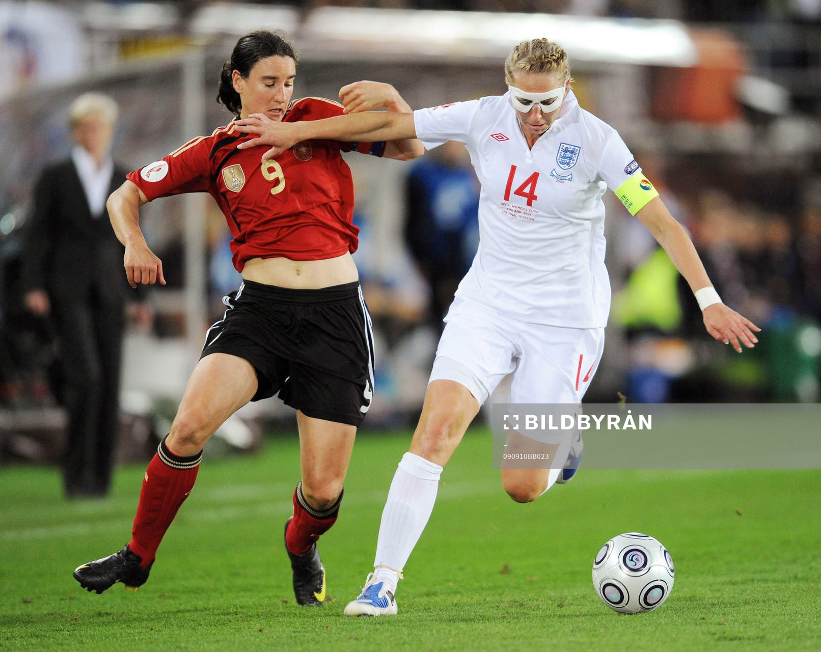  Birgit Prinz, Tyskland och Faye White, England.