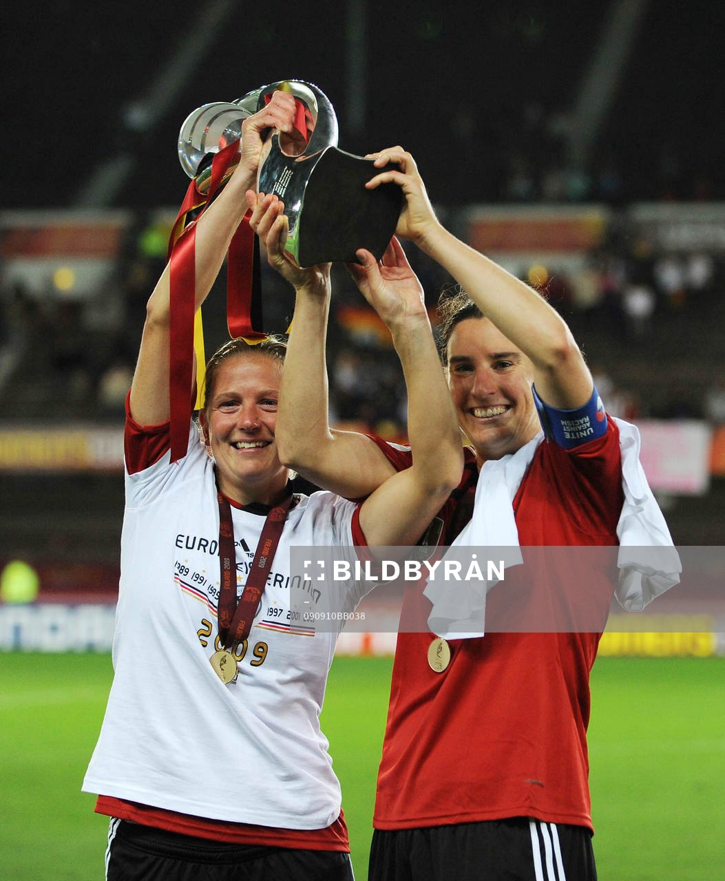 Kerstin Stegemann och Birgit Prinz, Tyskland, jubel, pokal
