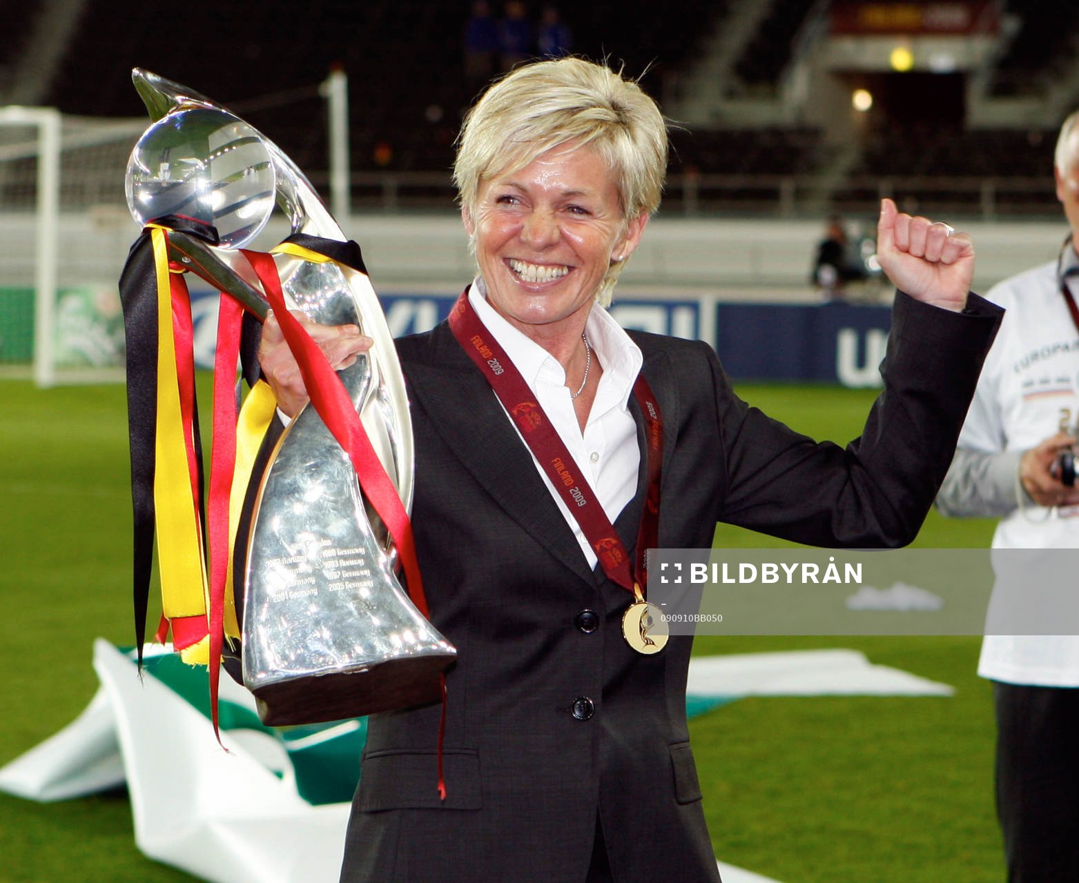 Silvia Neid, Tyskland, förbundskapten, jubel. Pokal, medalj.