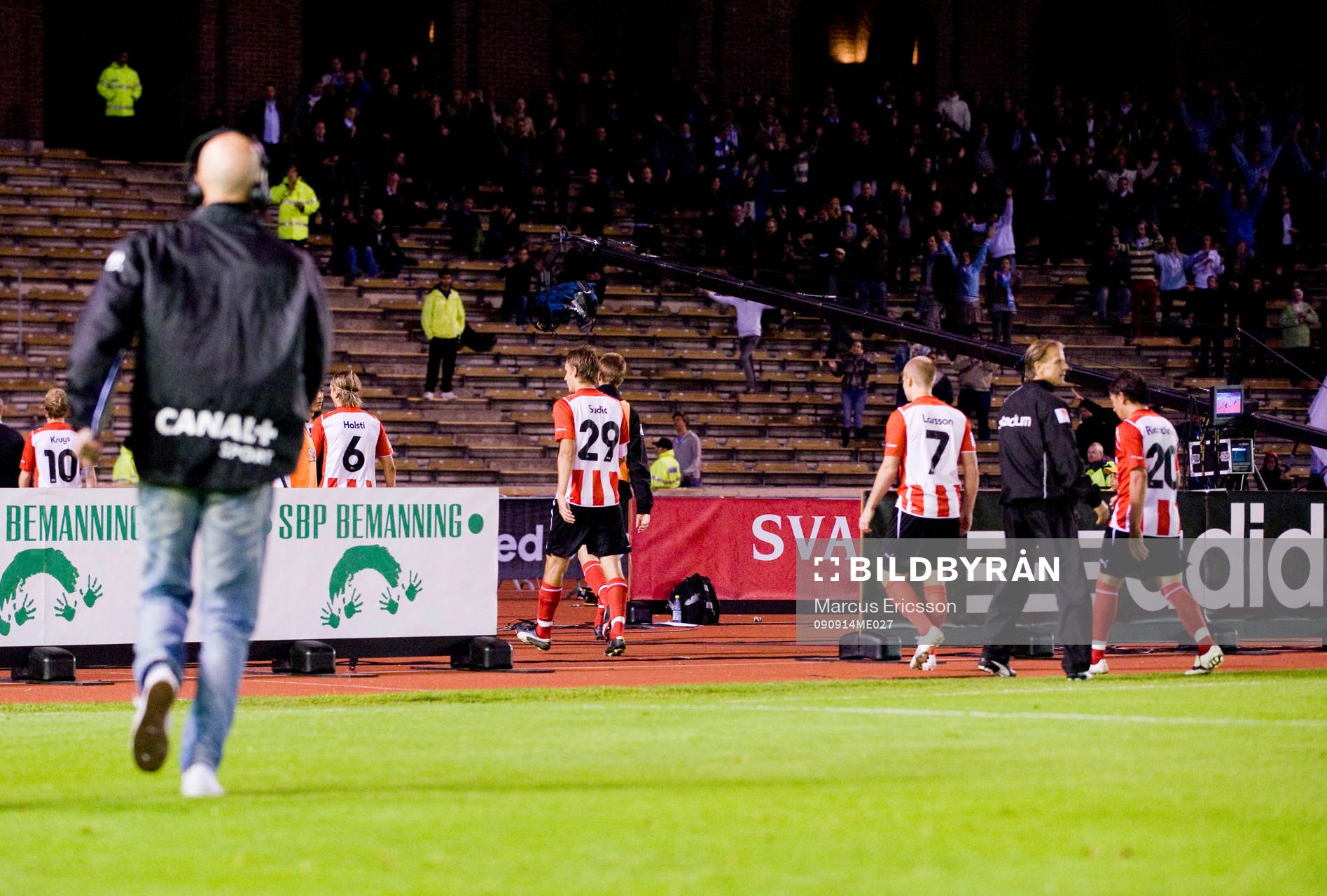 Spelarna lämnar planen