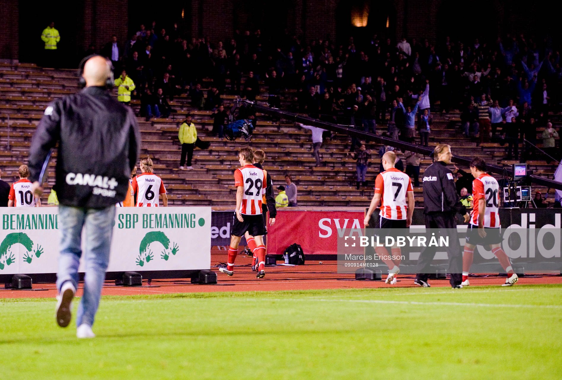 Spelarna lämnar planen