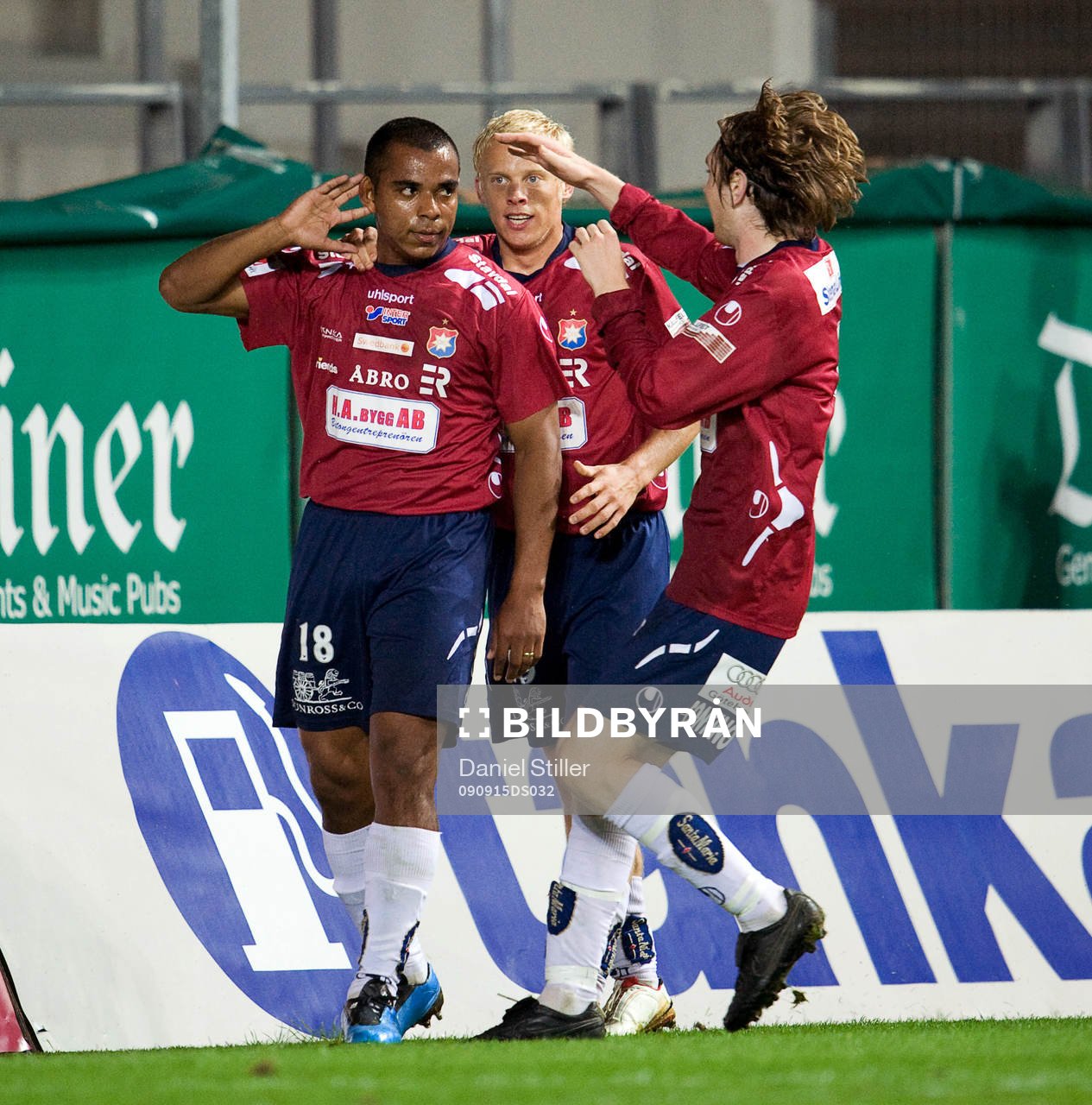  Alvaro Santos, Örgryte, jubel efter sitt mål. Markus Anderberg, Markus Gustafsson, gratulerar