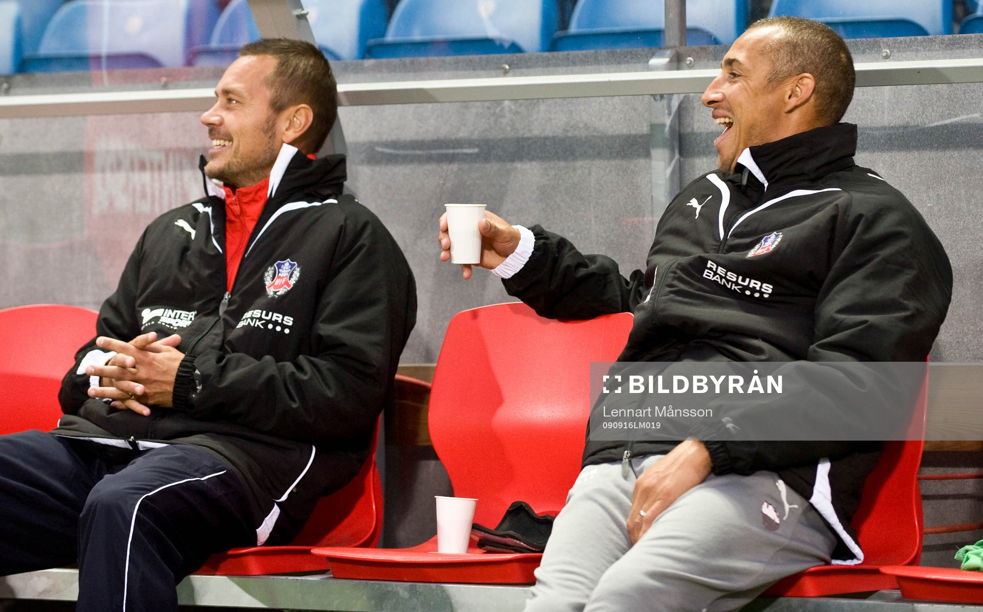 Marcus Lantz och Henrik Larsson på avbytarbänken, glädje