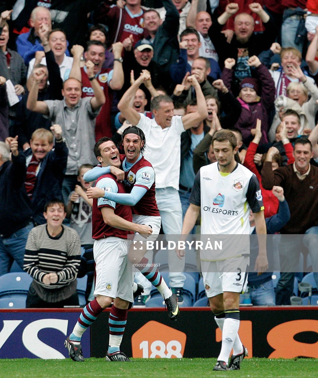  David Nugent och Chris Eagles, glädje och jubel efter 2-1 till Burnley. 