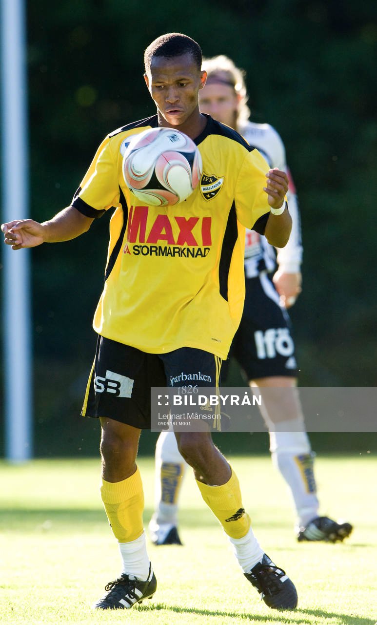 Målskytten Surprise tar ner bollen