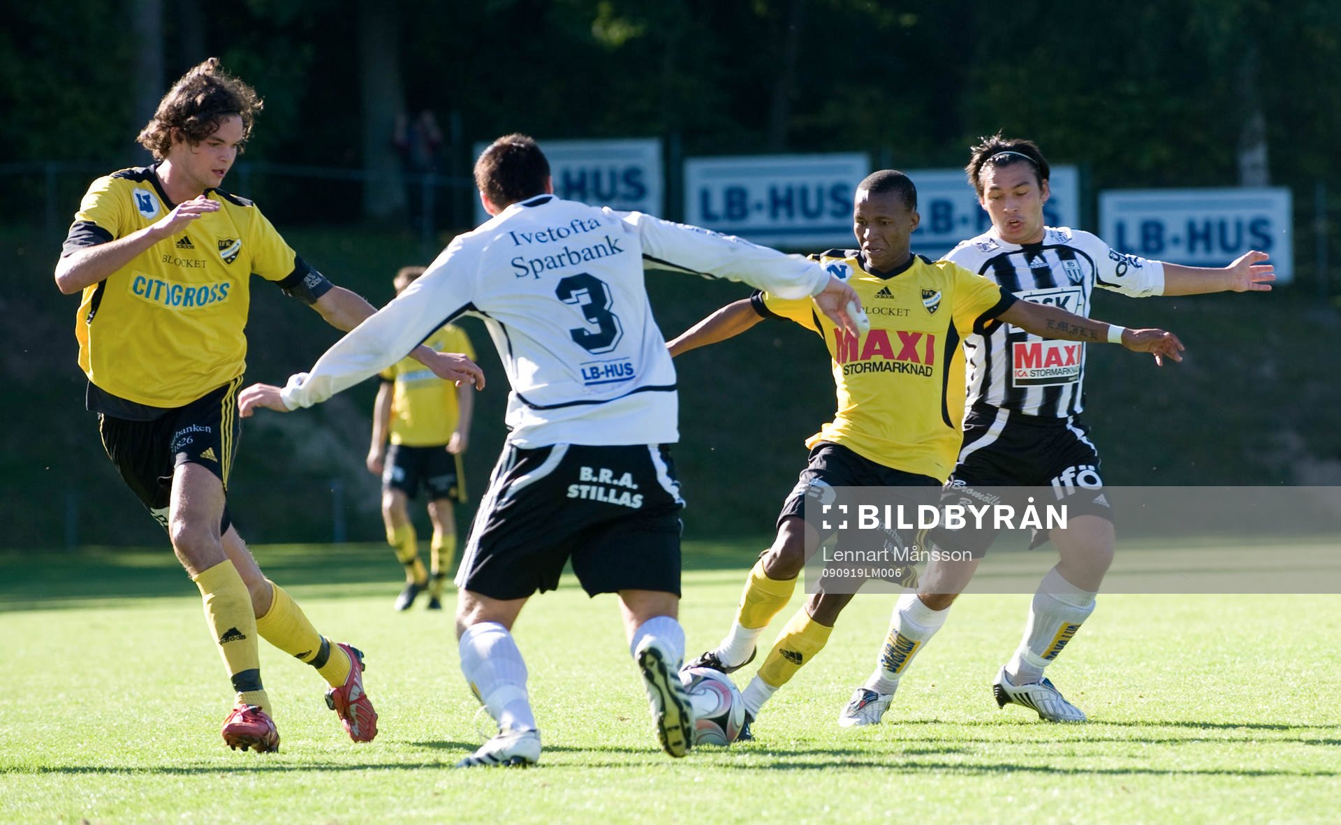 Målskytten Surprise tar sig förbi ett par motståndare