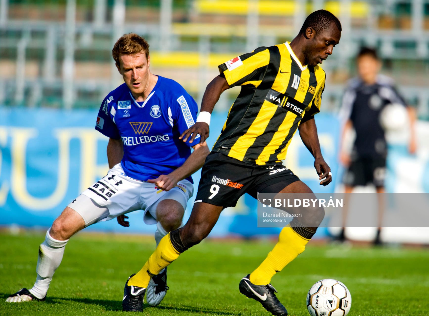  Mikael Bengtsson, Trelleborg och John Chibuike, Häcken.