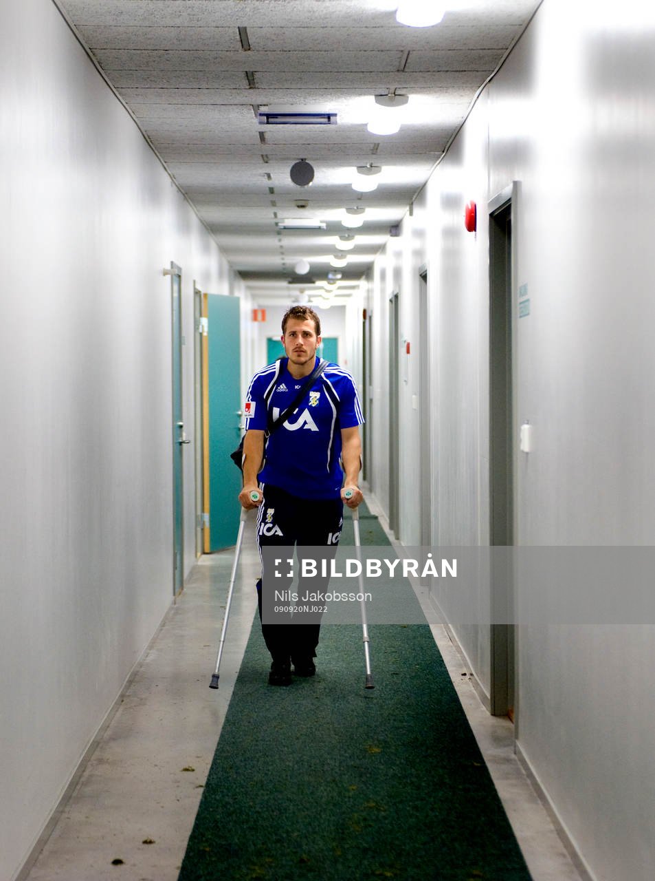Tobias Hysén,  på kryckor, skada