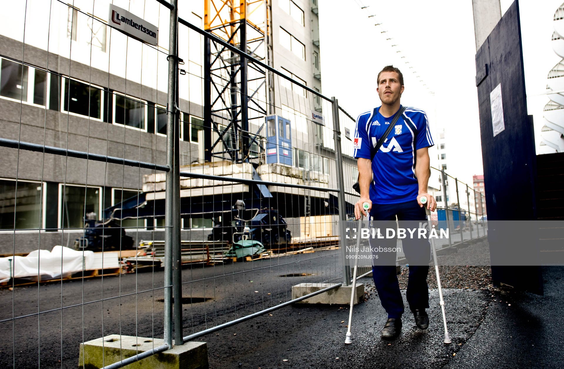 Tobias Hysén,  på kryckor, skada