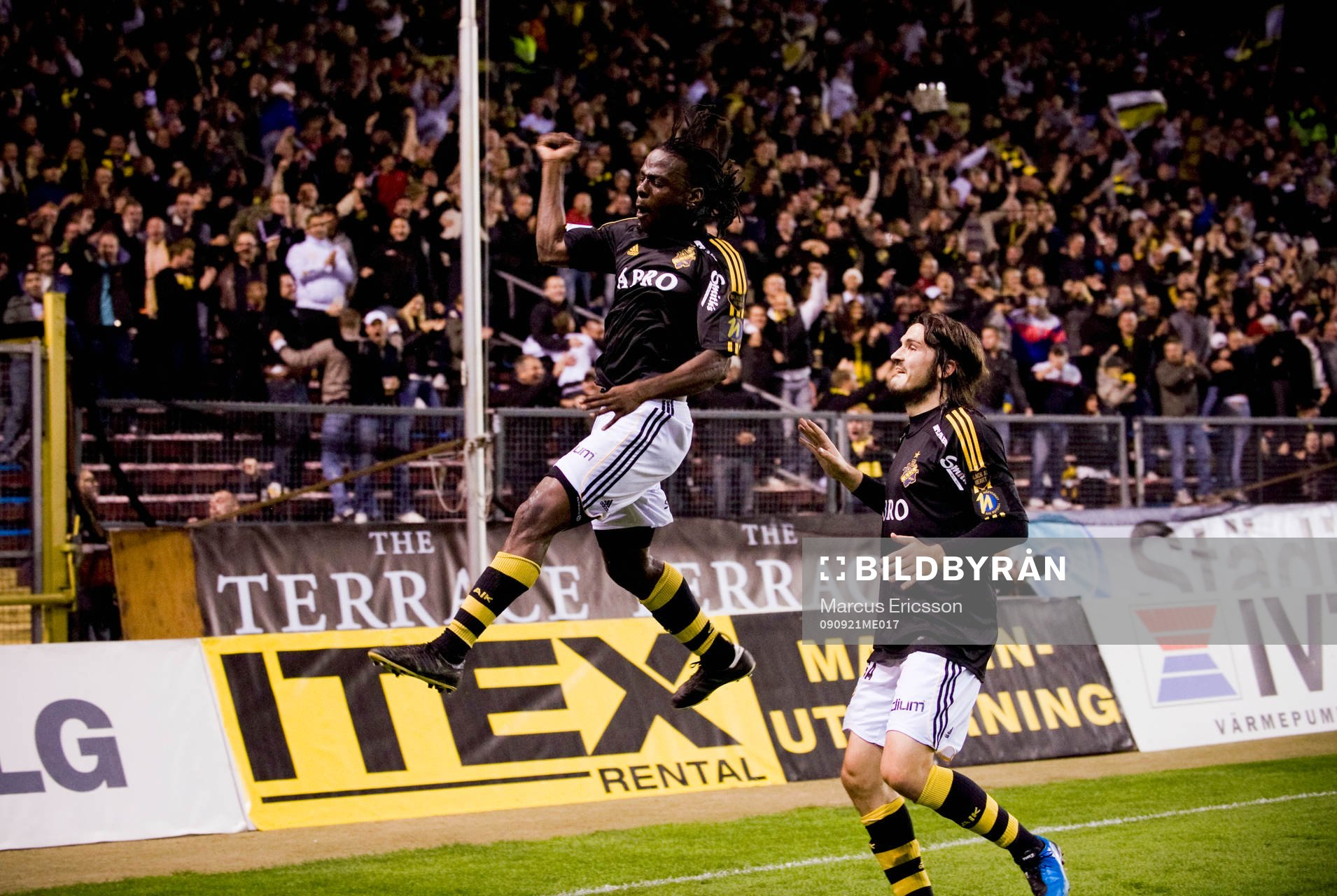 Martin Kayongo Mutumba och Bojan Djordjic, AIK jubel
