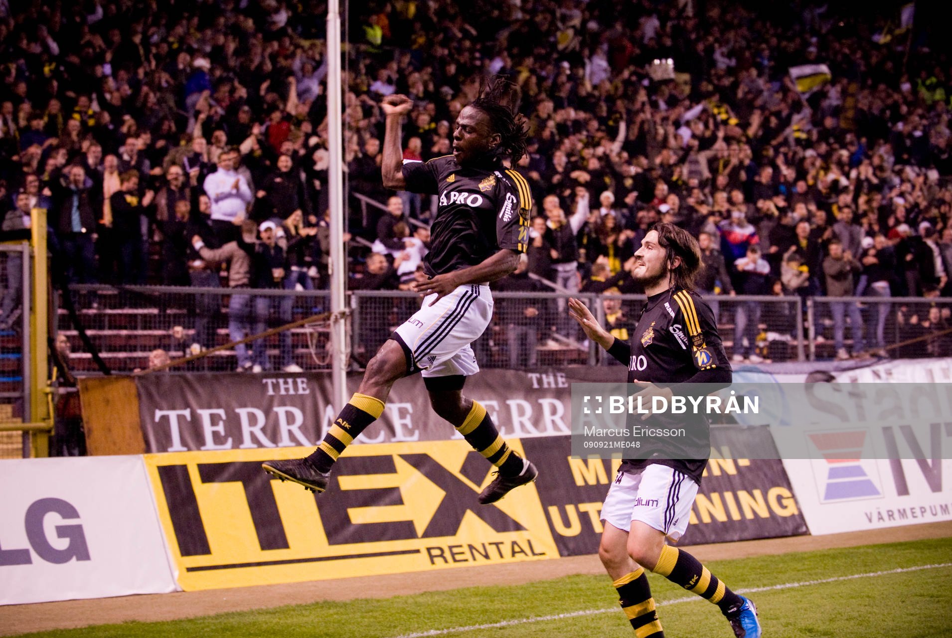 Martin Kayongo Mutumba och Bojan Djordjic, AIK jublar
