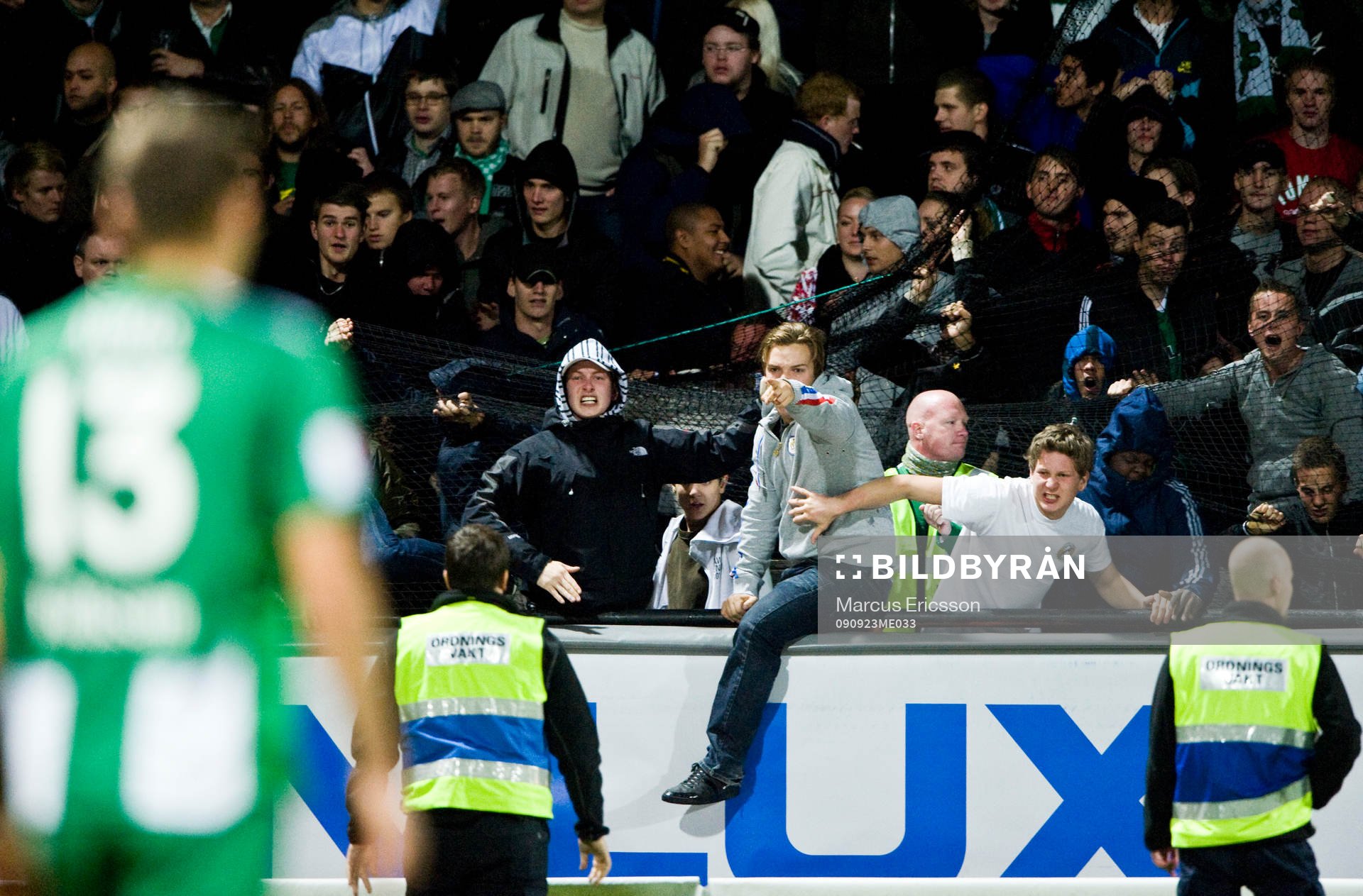 Hammarbyfans sliter ned nätet och springer in på planen