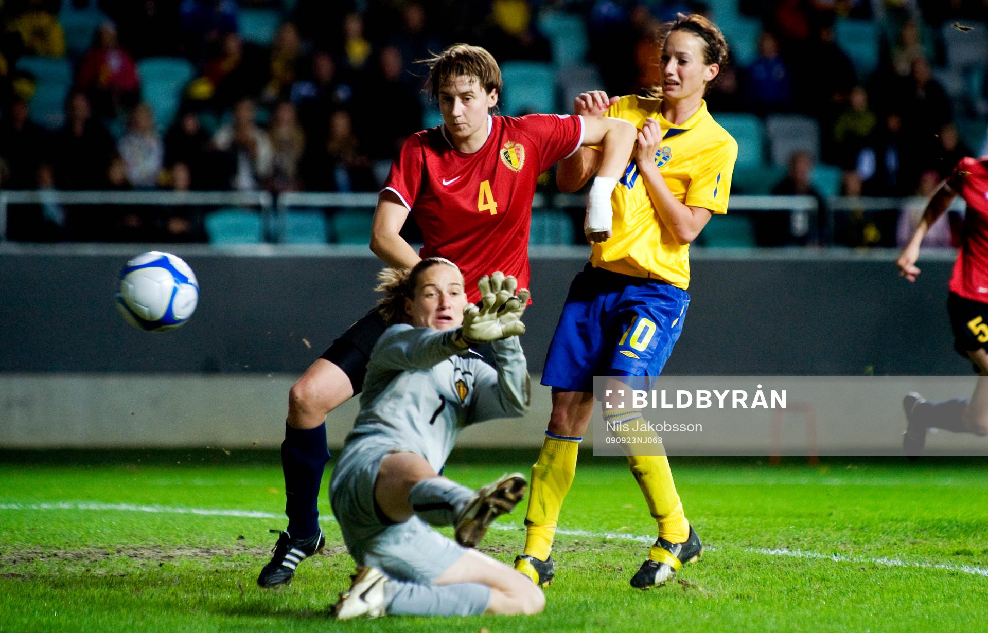 Jessica Landström, skjuter in 2-0, Kosovare Asllani ser
