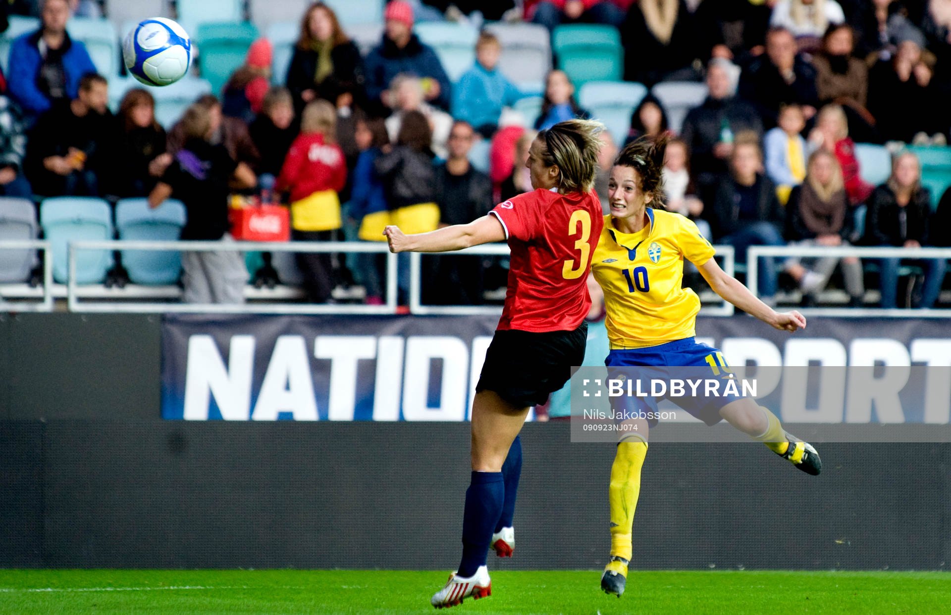 Kosovare Asllani, Sverige skjuter in 1-0