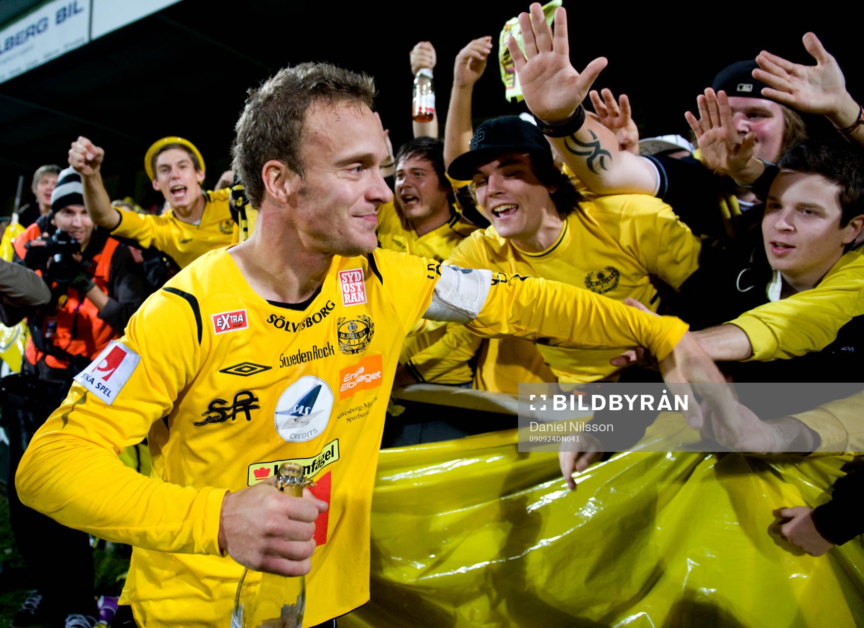 Marcus Ekenberg,  firar med supportrarna. Det blev ett