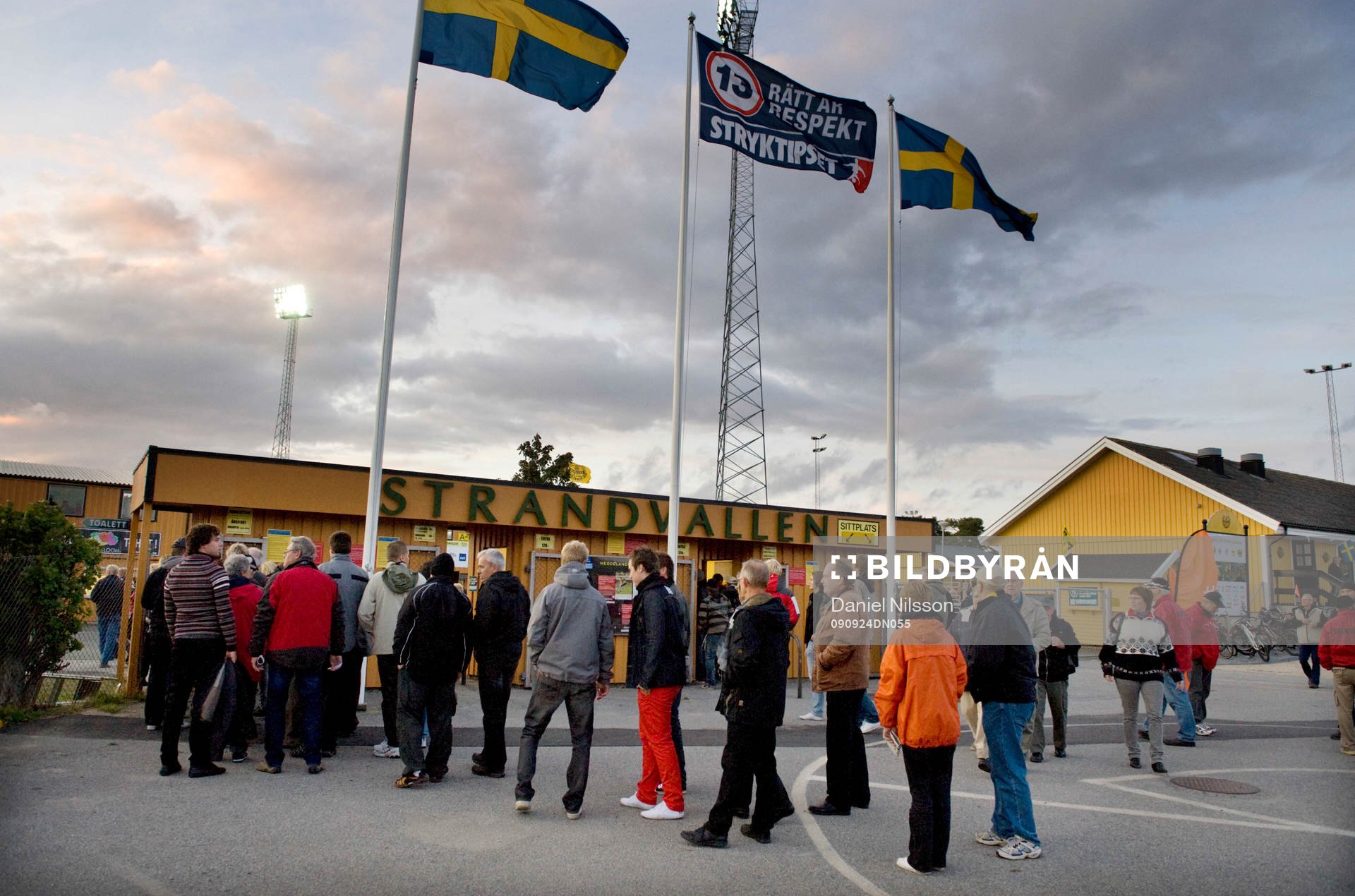 Kö med supportrar på väg in till Strandvallen för att
