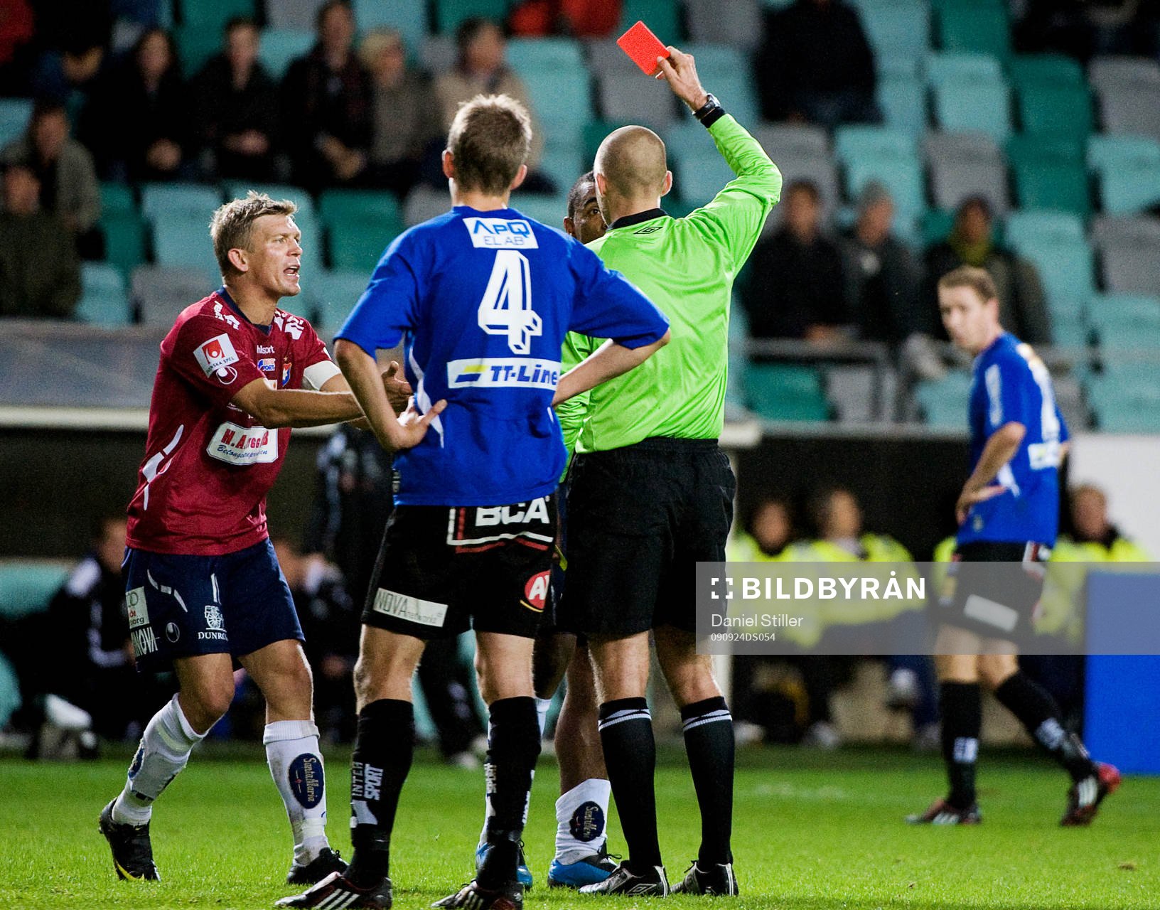 Alvaro Santos, Örgryte, får rött kort av domare Michael