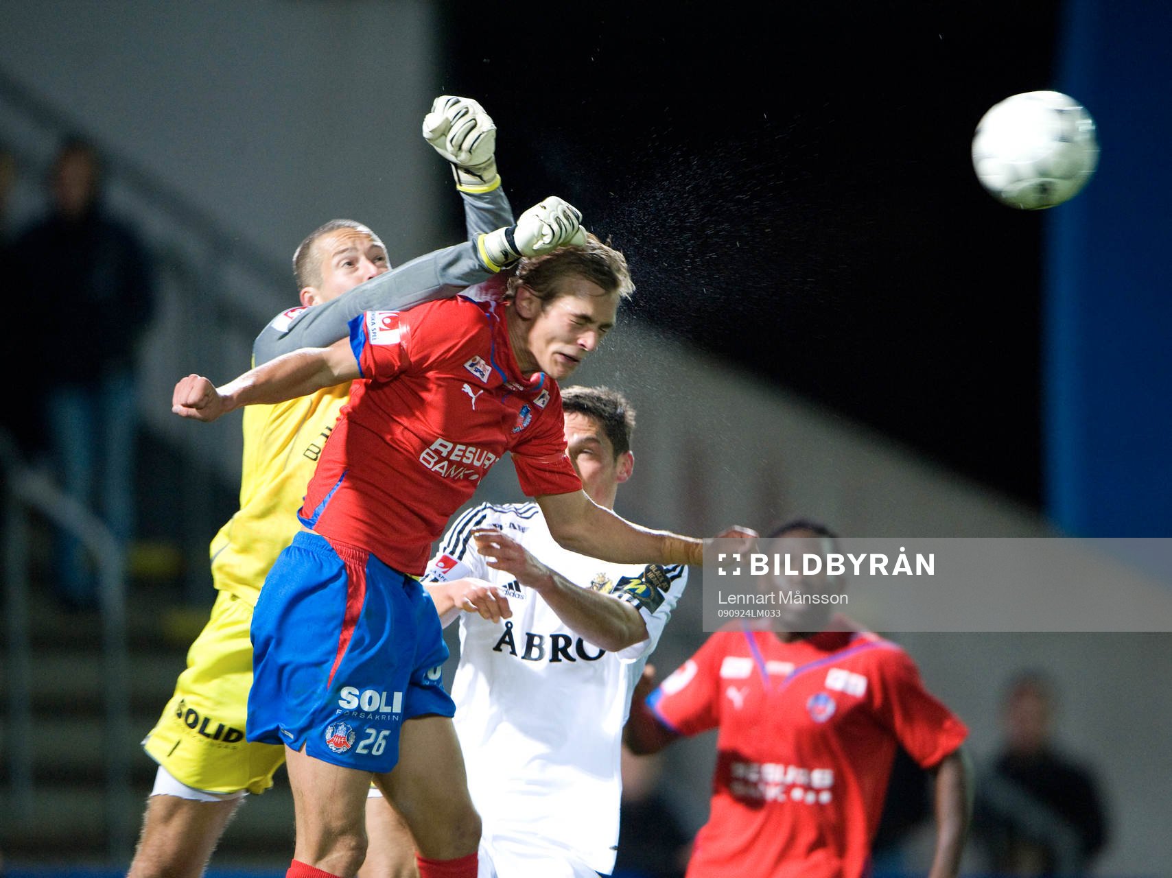 Daniel Andersson boxar undan assisterad av Joel Ekstrand
