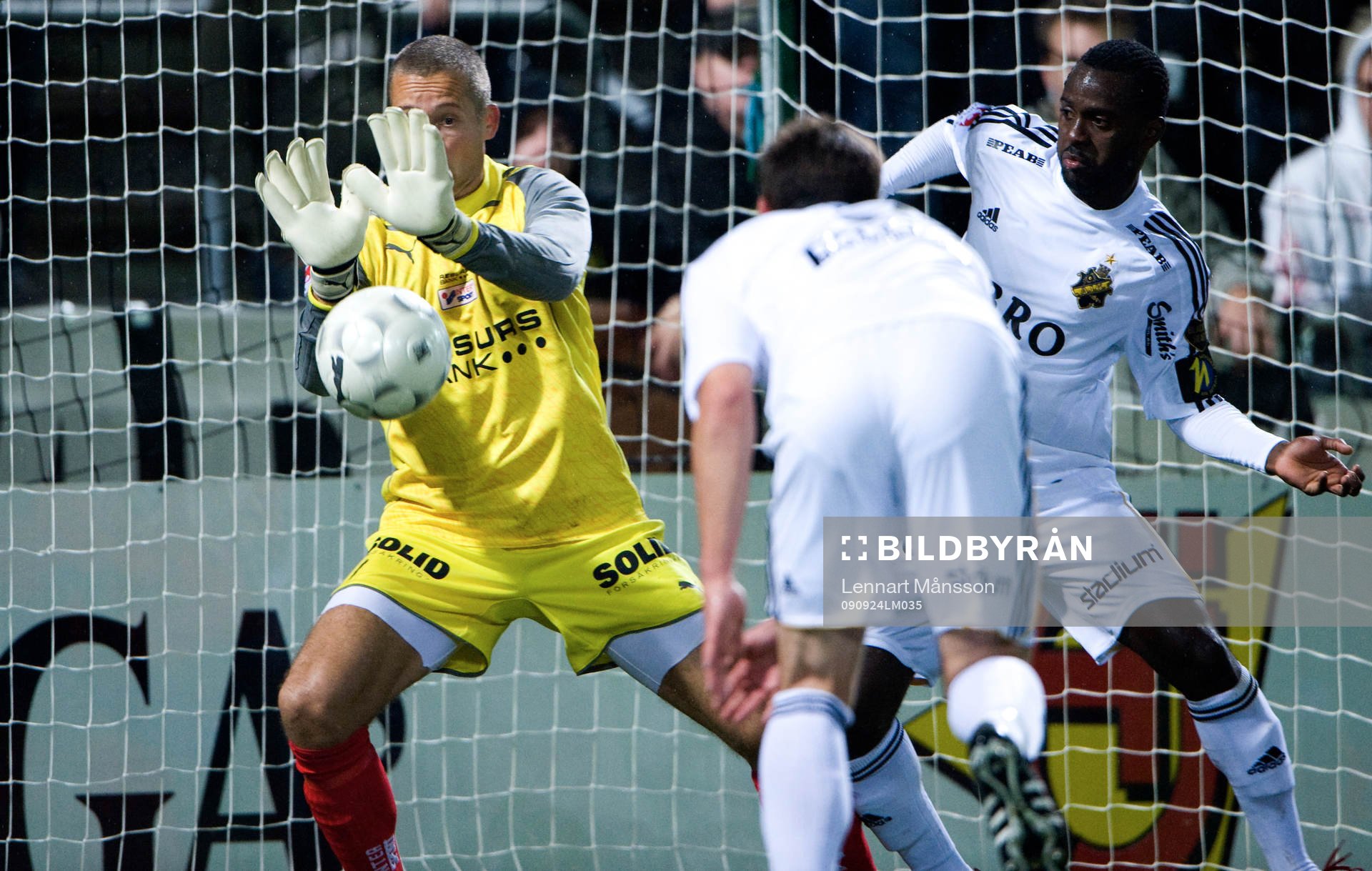 Daniel Andersson, målvakt, Helsingborg, räddar nick från