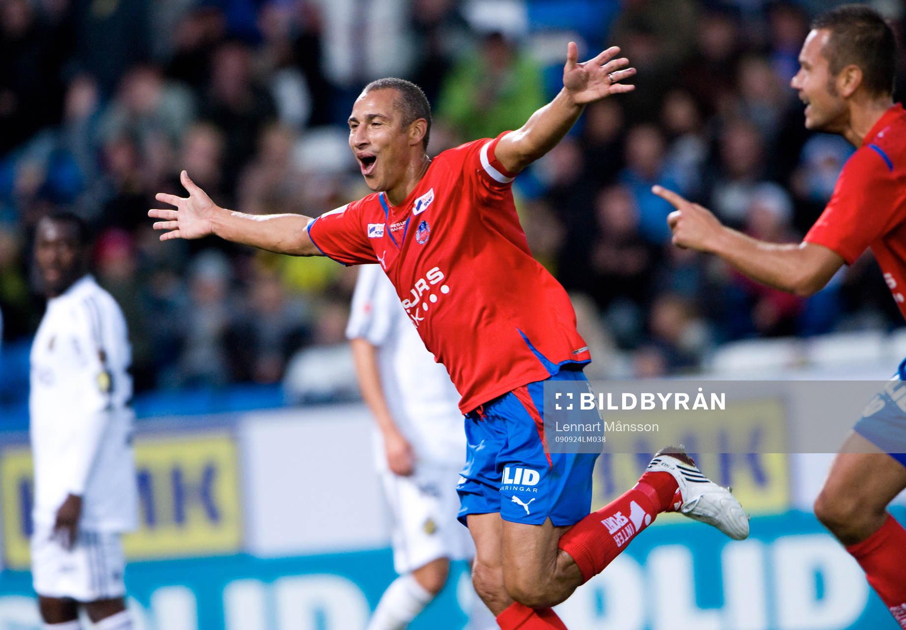 0-2 Henrik Larsson som blir jublande glad. Jubel, glädje