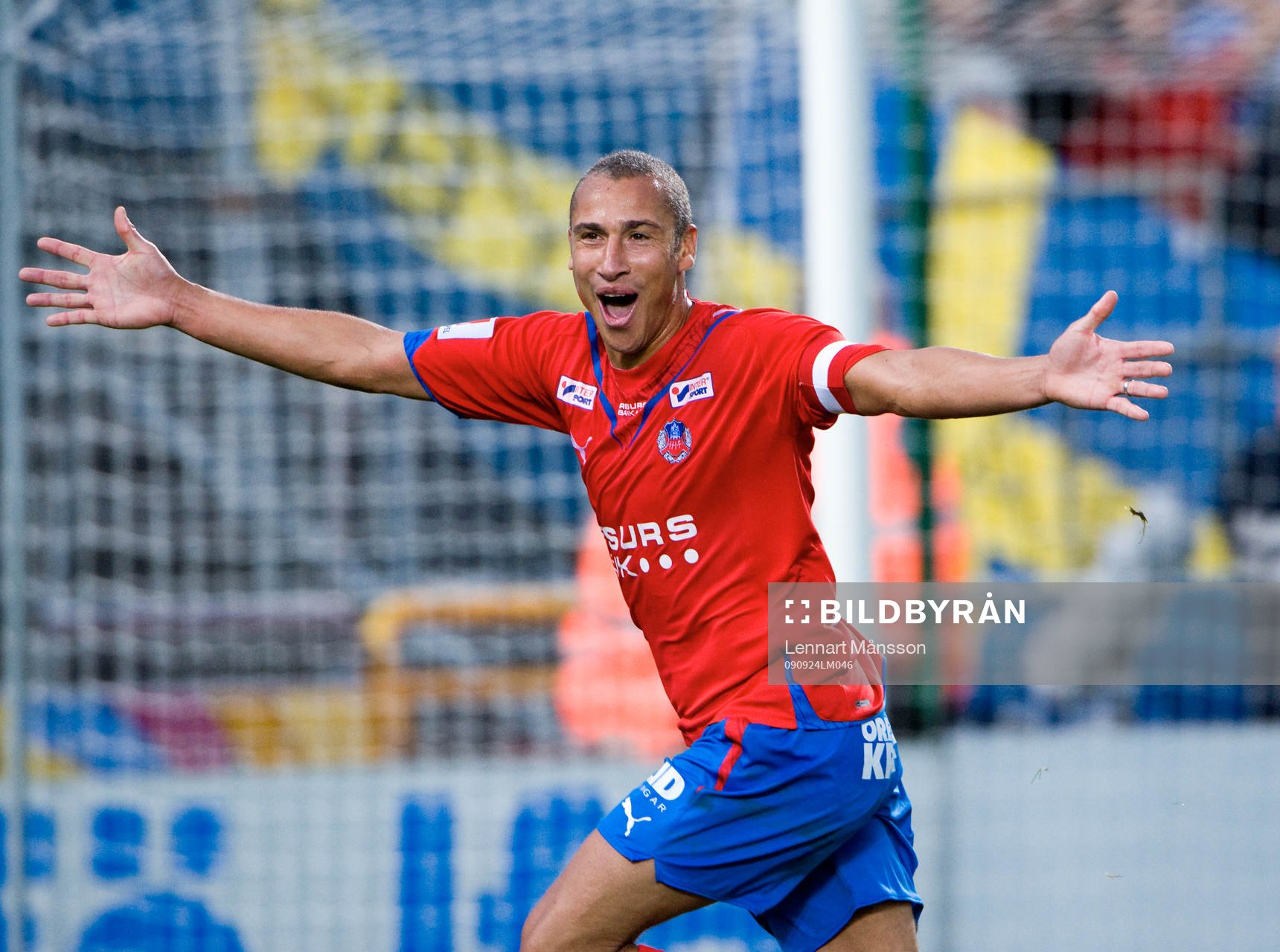 0-2 Henrik Larsson som blir jublande glad. Jubel, glädje