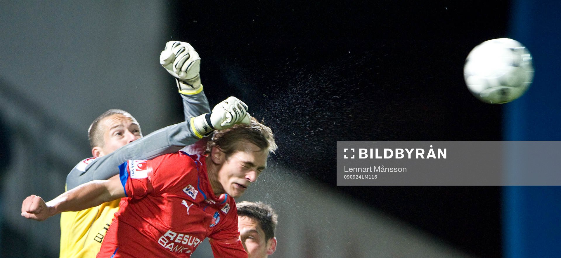 Joel Ekstrand, farligt nära Daniel Andersson, målvakt,