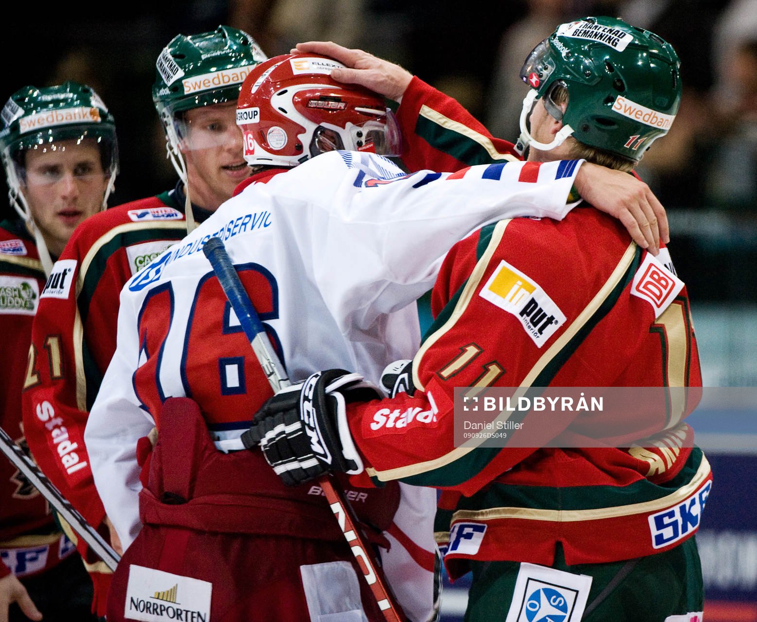 Per-Johan Axelsson, Frölunda, klappar om brorsan Anton
