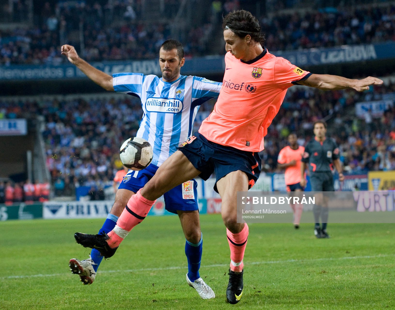  Zlatan Ibrahimovic, Barcelona, i kamp med Iban Cuadrado, Malaga.