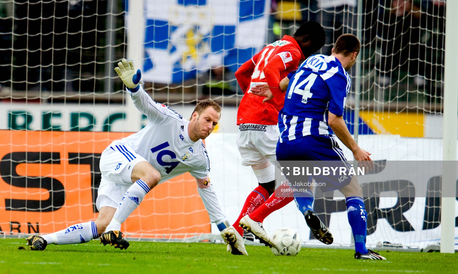 Kim Christensen, målvakt, IFK Göteborg, får se Abiola
