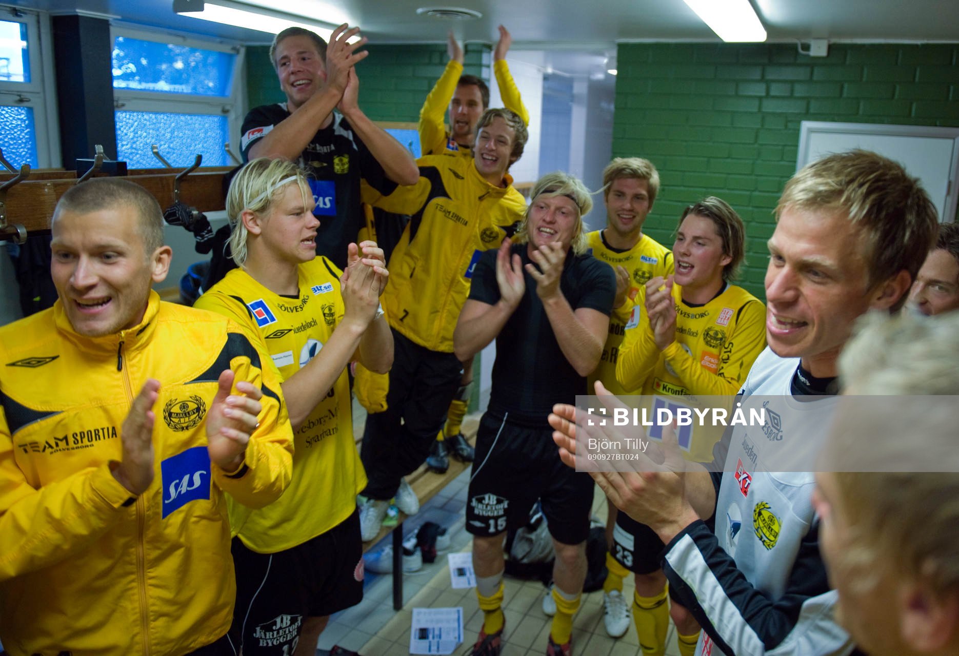 Mjällby firar segern och platsen i Allsvenskan.  Jubel,