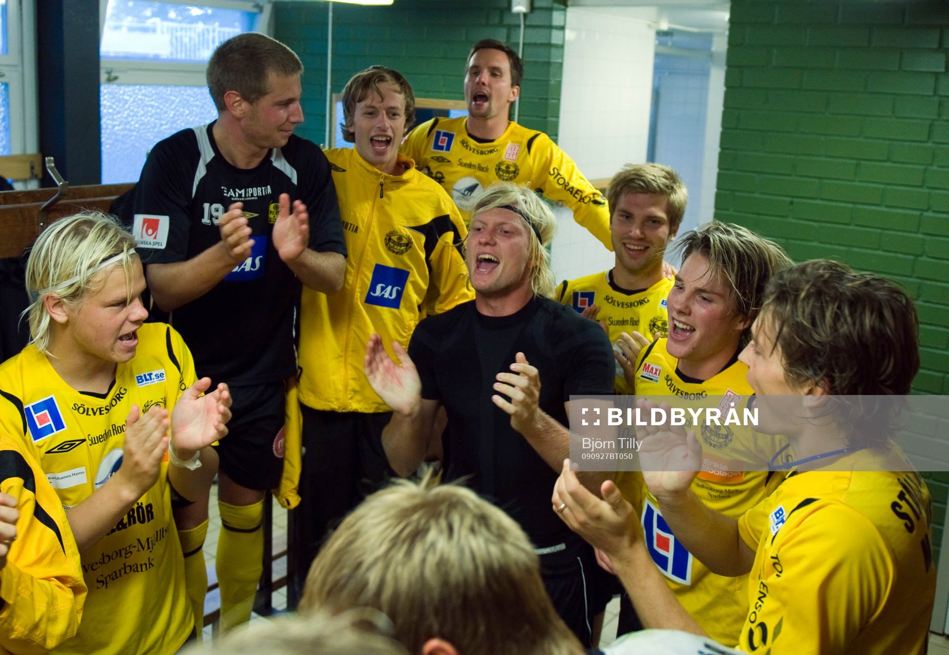 Mjällby firar segern och platsen i Allsvenskan.  Jubel,