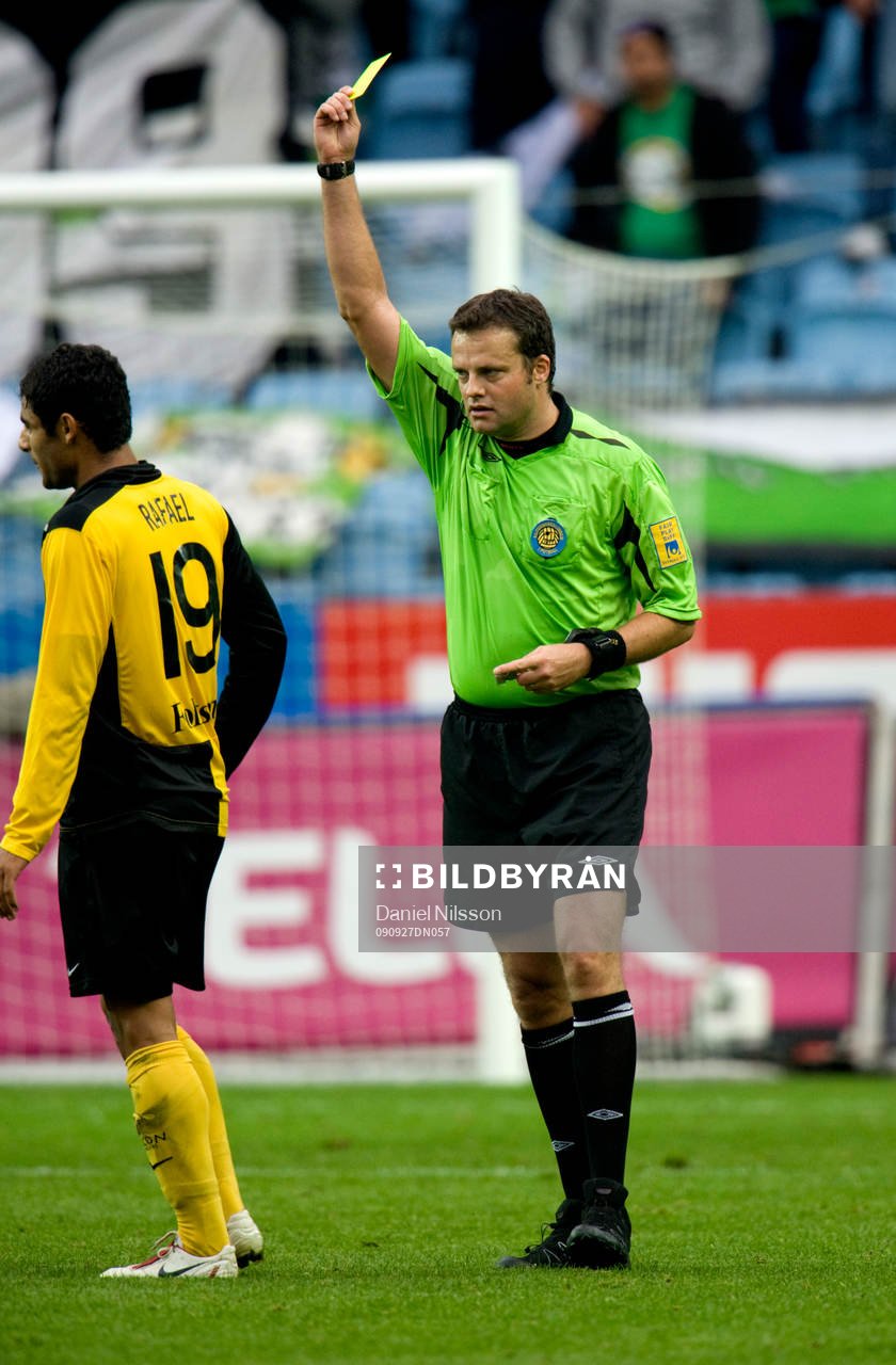 Sven-Martin Åkesson, domare ger gult kort till Rafael,