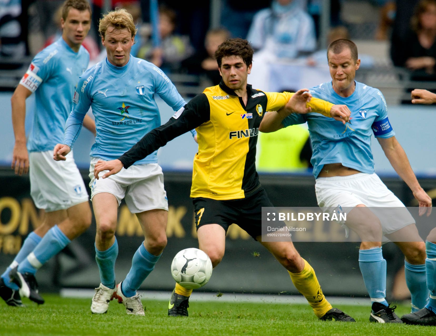  Carlos Gaete Moggia, Hammarby och Rick Kruys och Daniel Andersson, Malmö. I bakgrunden Jasmin Sudic, Malmö.