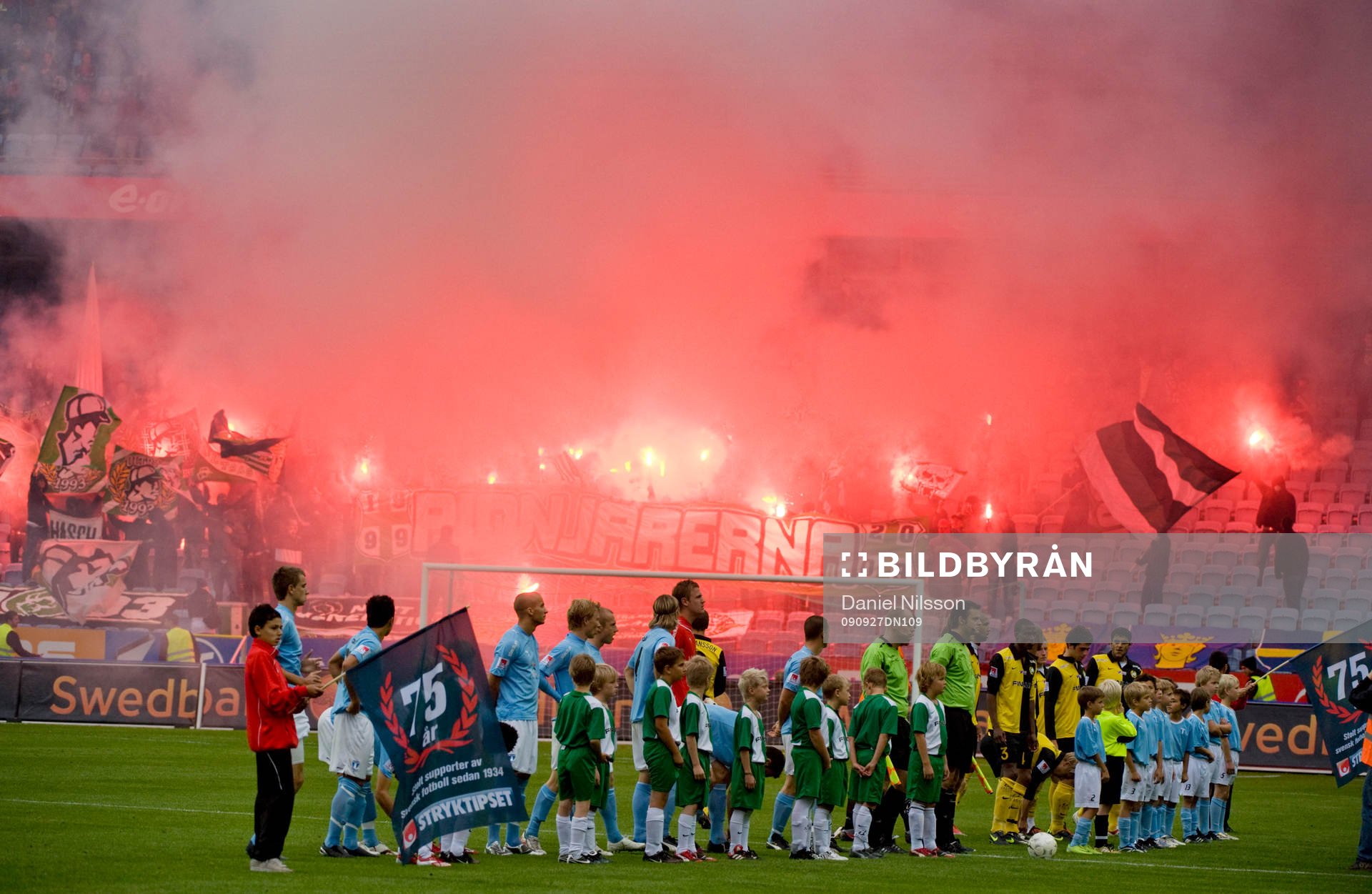 Hammarbys klack tände eldar före matchen. Tifo, bengalisk