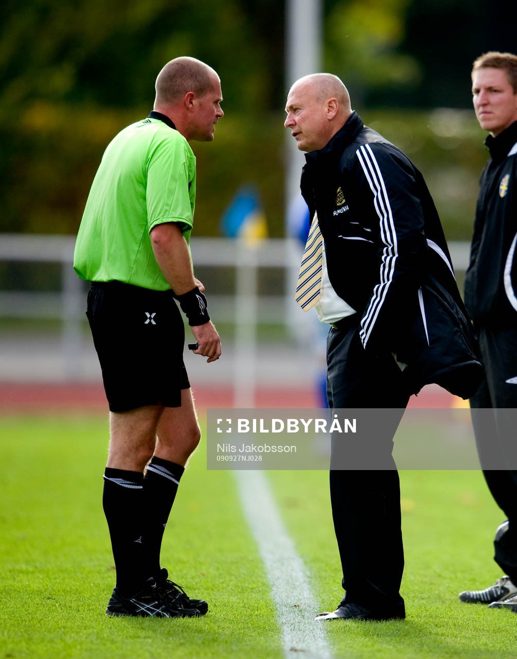 Sören Åkeby, tränare Sundsvall, domare Mattias Nyman
