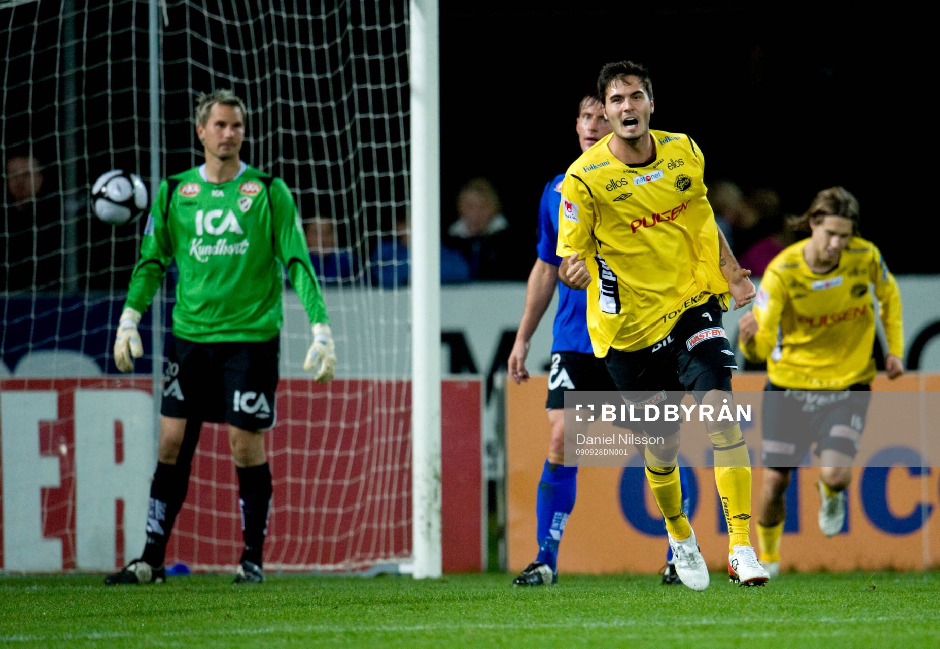 Denni Avdic har gjort 1-2 i slutet av matchen. Magnus