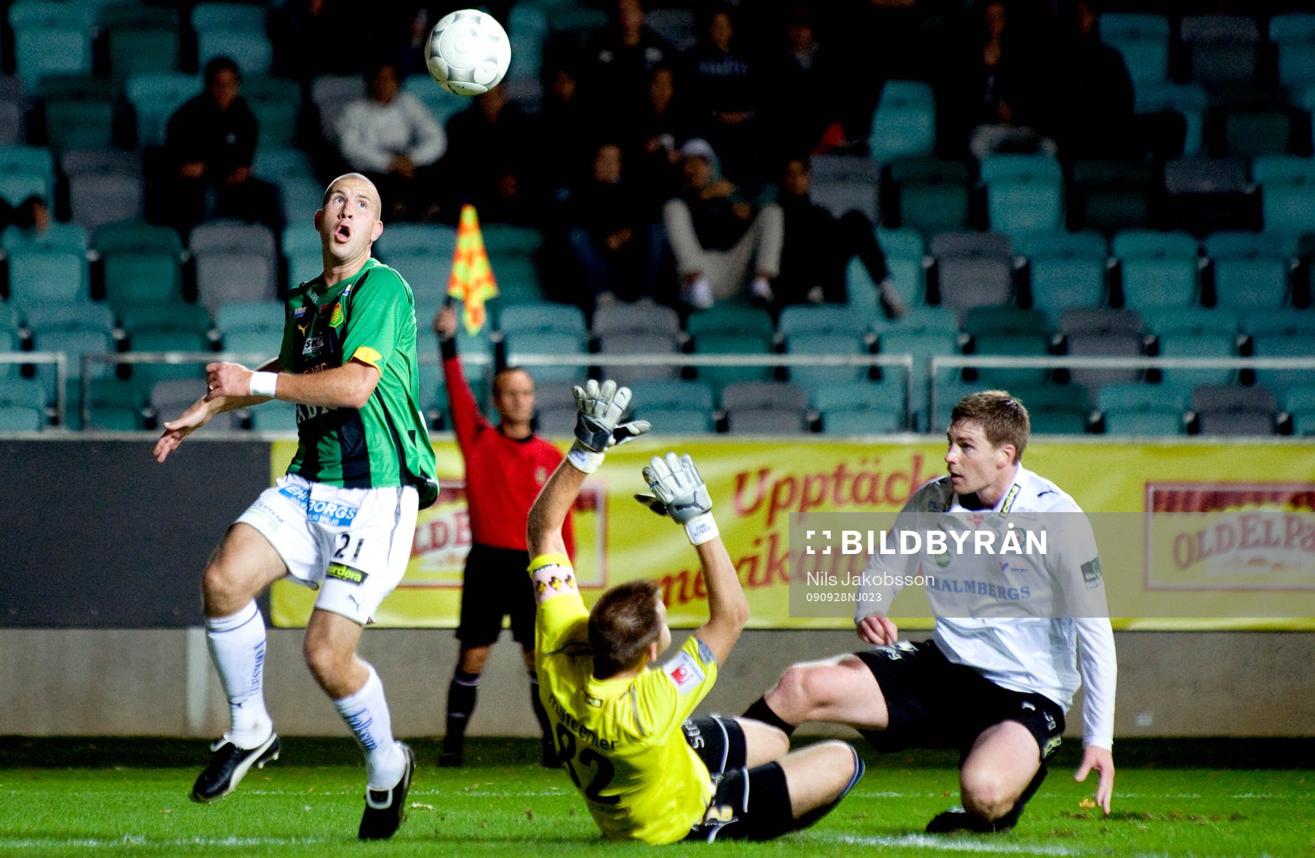  Mattias Lindström, GAIS, chippar över John Alvbåge, målvakt, Örebro men är offside vilket man ser på assisterande domarens flagga.