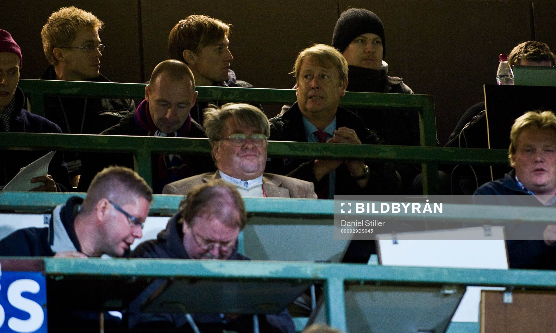 Åge Hareide, tränare Örgryte, blir uppvisad på läktaren