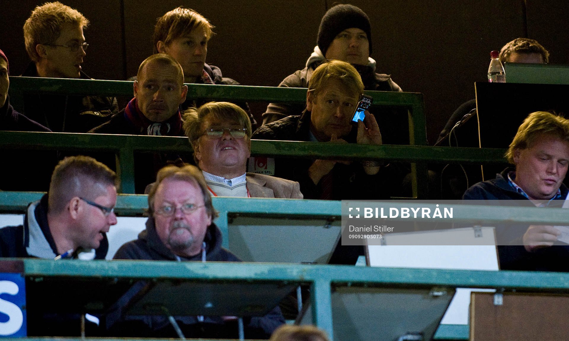 Åge Hareide, tränare Örgryte, blir uppvisad på läktaren