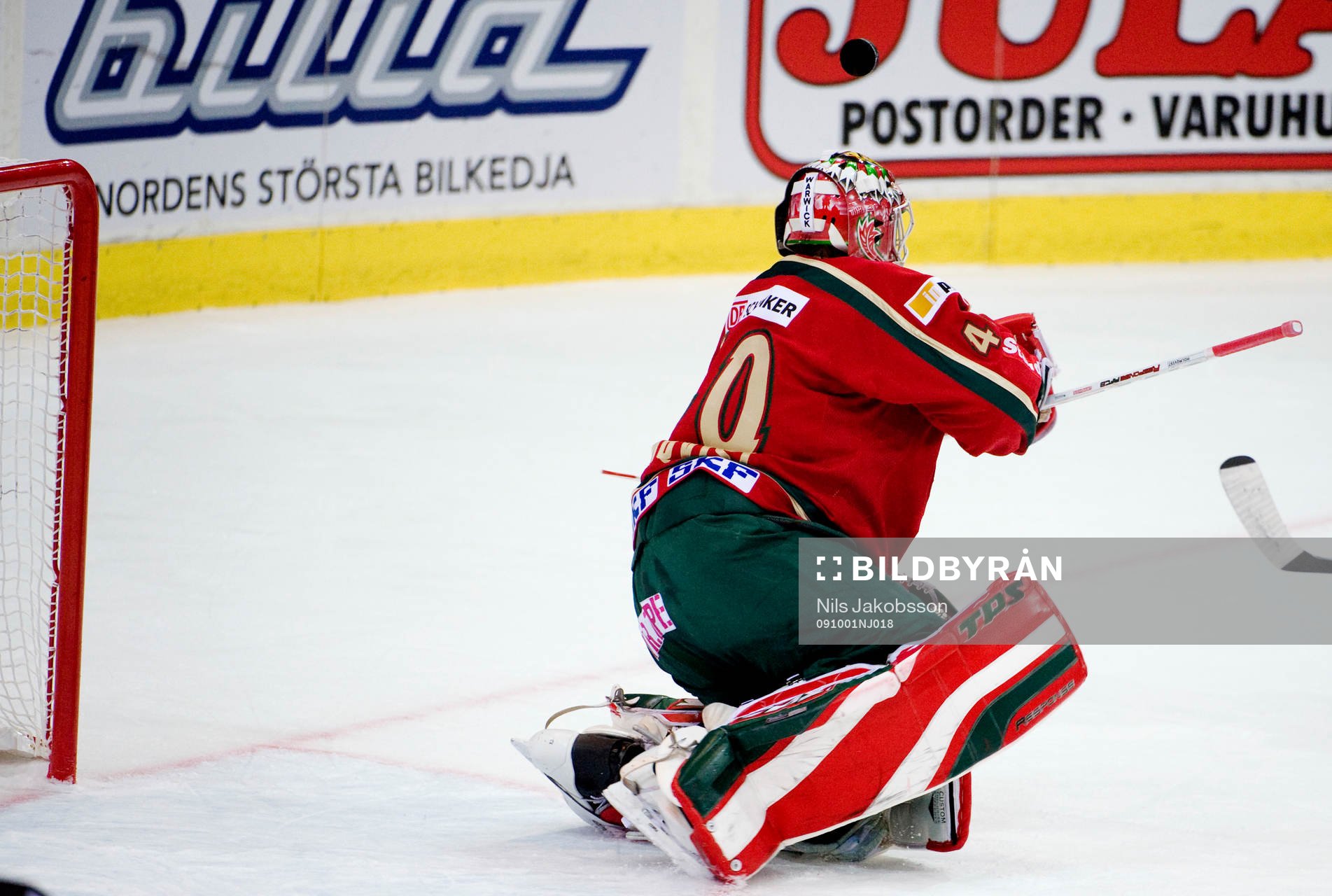 Johan Holmqvist, målvakt, Frölunda, slår pucken på