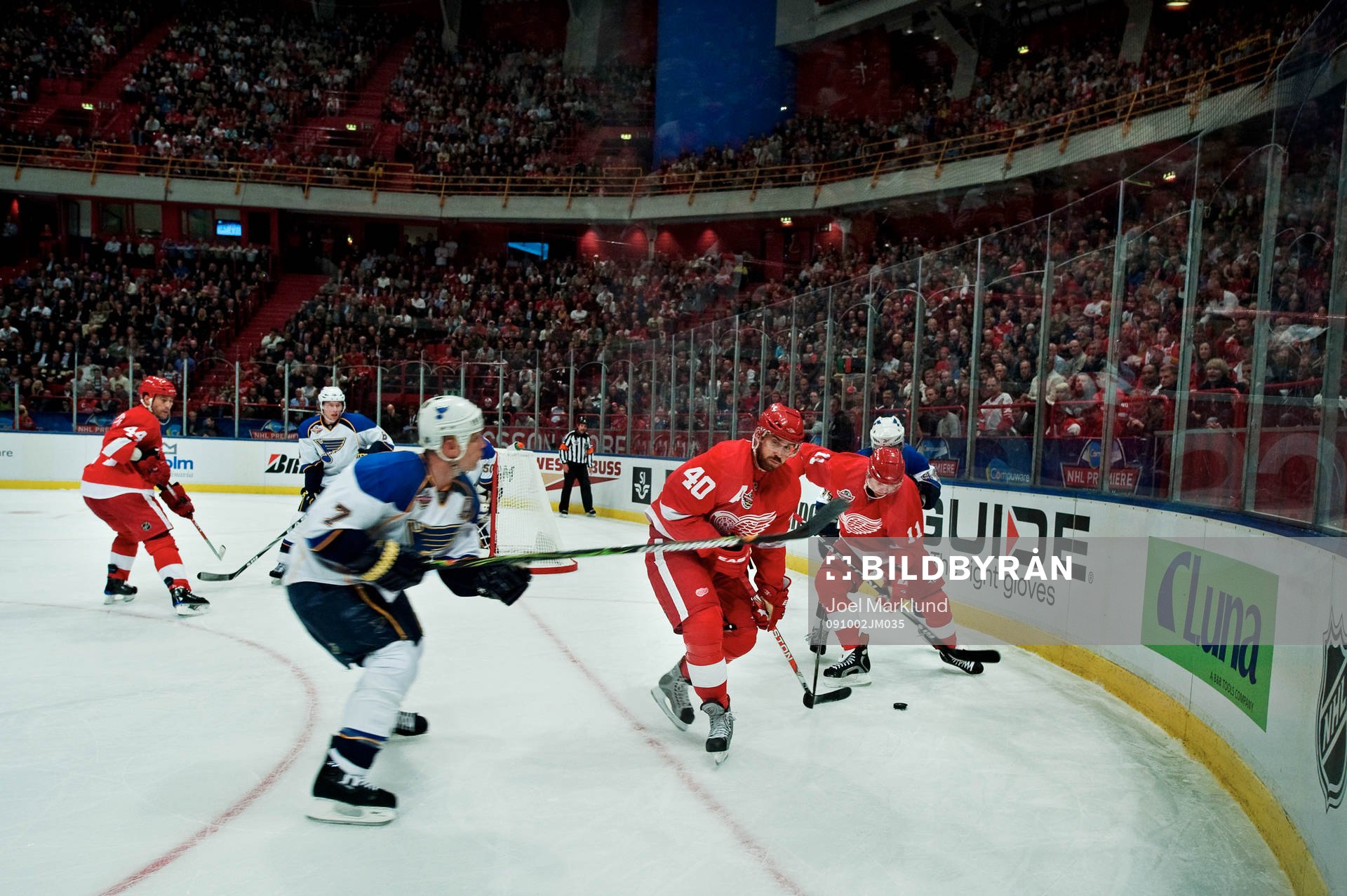 Keith Tkachuk, St Louis, är på väg att tackla Henrik
