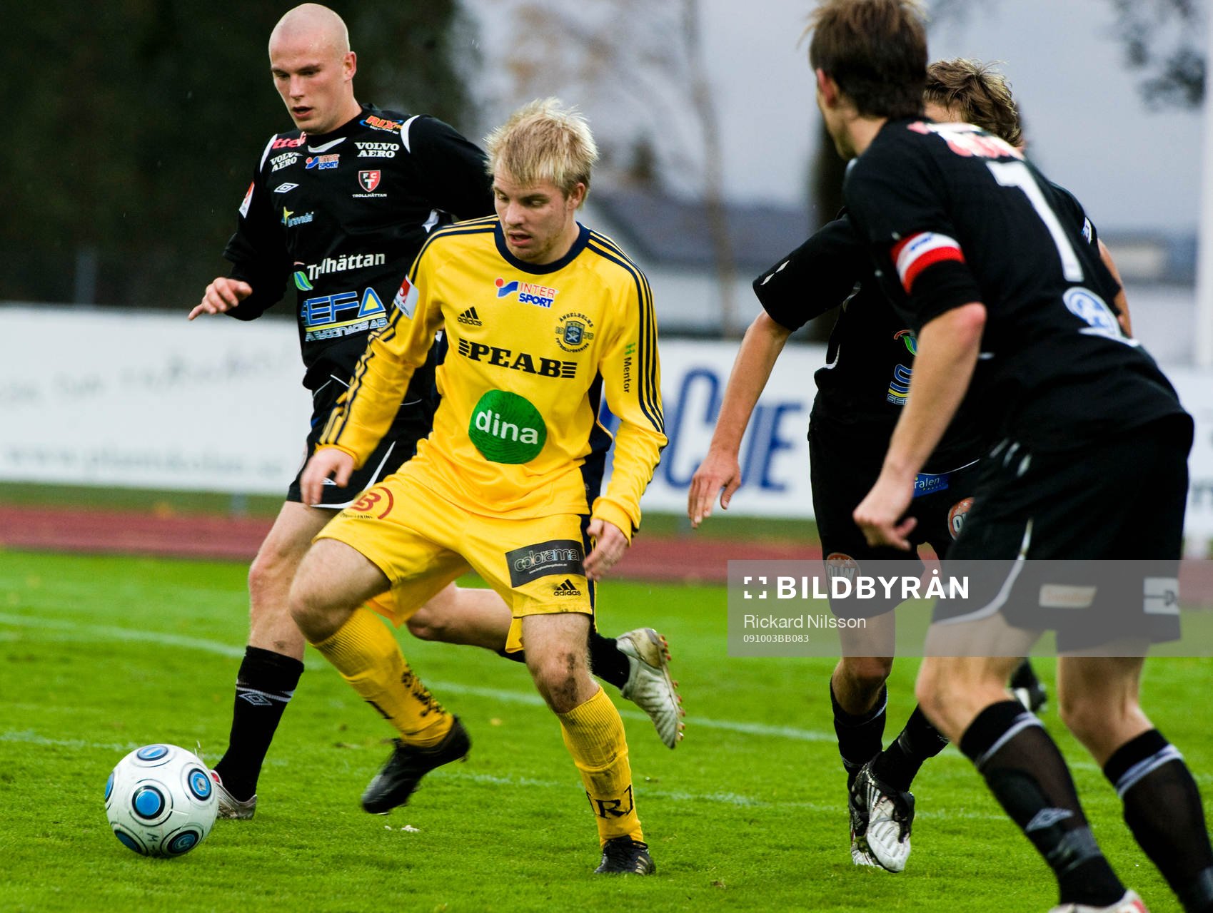 Jonas Lindh, Ängelholm, omgiven av Trollhättan-spelare
